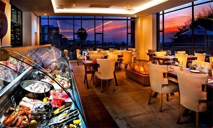 Sandton Skye Apartments Йоханнесбург Экстерьер фото